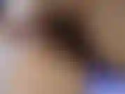 Brinco com meu arbusto e depois com minha buceta enquanto descrevo o que estou fazendo com minha voz sensual. Minha boceta fica cremosa enquanto eu a provoco, então eu tenho um orgasmo esguichando enquanto sento em seu rosto.