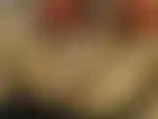 Esguicha cabeluda em calcinha de renda branca - com dedos e vibrador de vidro.