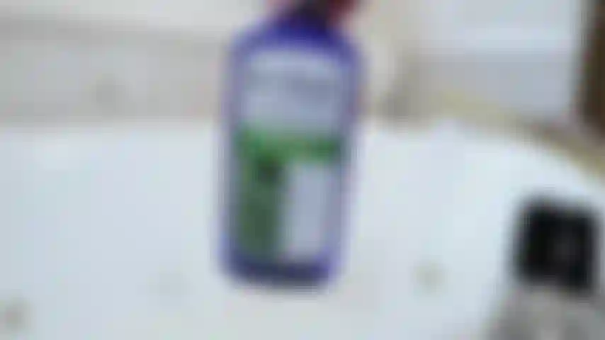 Deusa cabeluda em enorme banho de espuma - mostrando todos os seus lugares peludos!