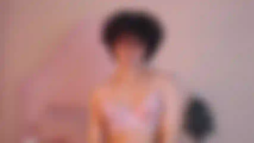 Forte e de braços grandes.