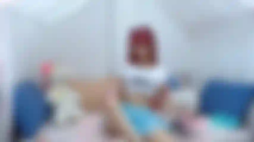 Observe meu corpo enquanto me dispo, olhe minha bunda fantástica e me emocione.