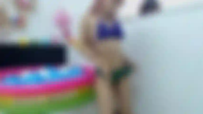 Faço uma dança erótica para você, para depois me masturbar com meu brinquedo preferido, não pare de me olhar.