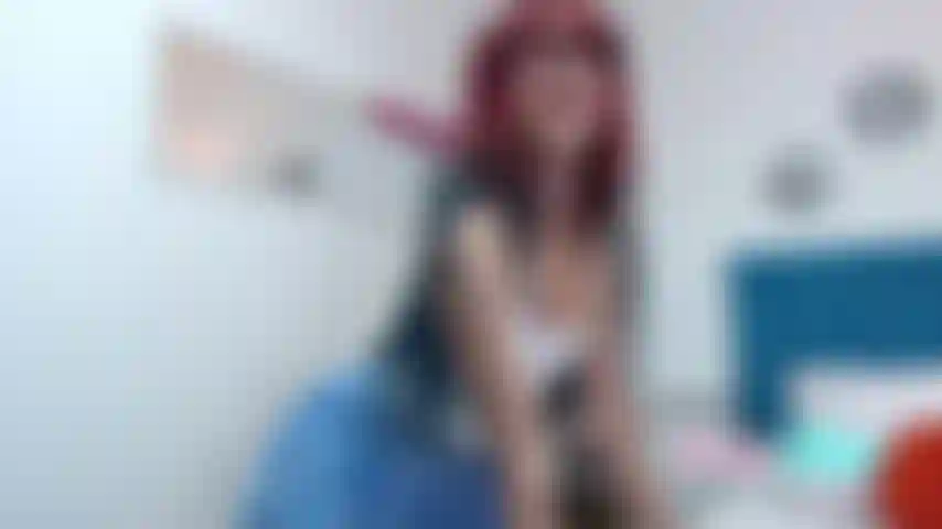 Observe meu corpo enquanto me dispo, olhe minha bunda fantástica e me emocione.