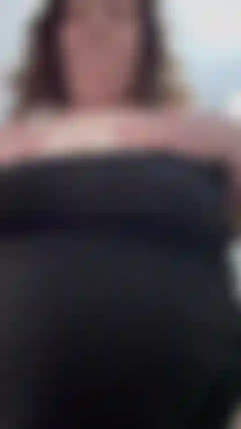 Titty salta e balança.