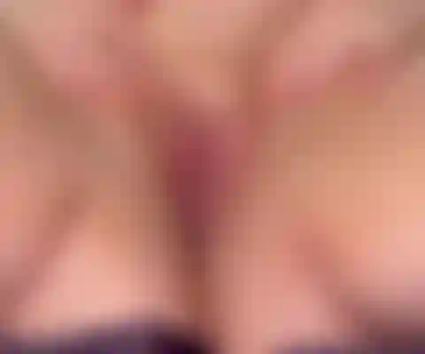 De perto brincando com buceta molhada.