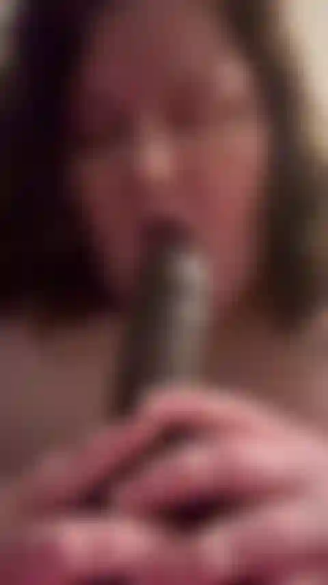 Vibrador fodendo buceta.