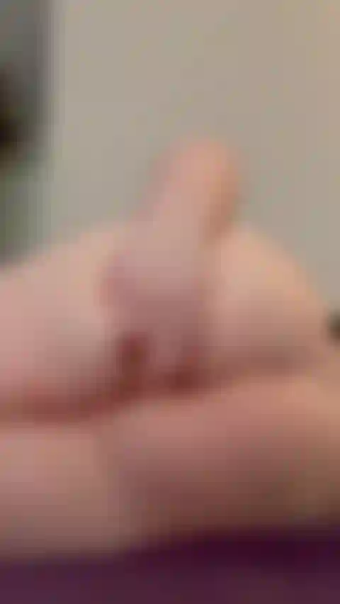 Com o cu bem perto, deitado de lado.