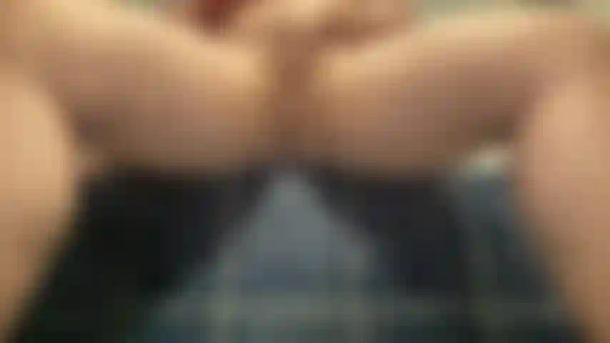 Mastrubation matinale au bord de ma baignoire jusqu' l'orgasme