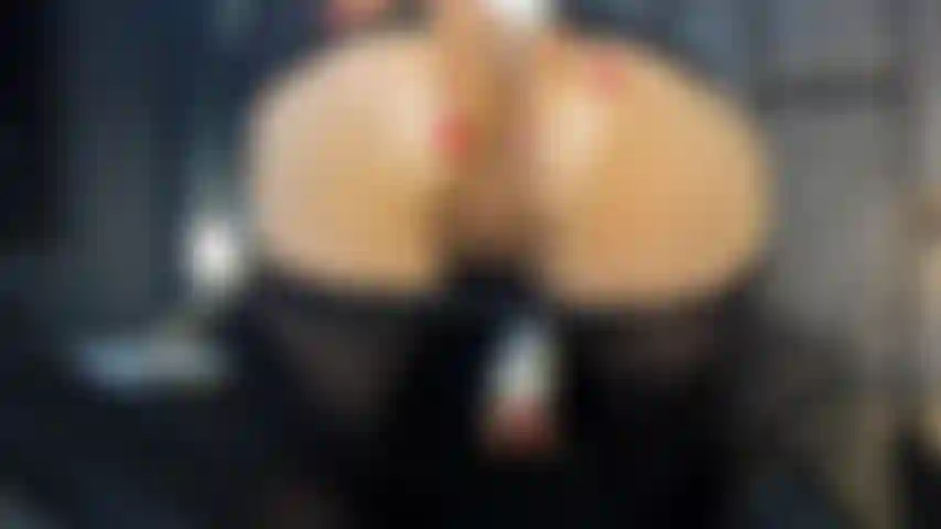 Com o dedo enfiado no cu.