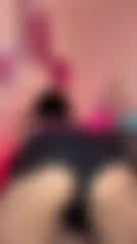 Um pequeno anjo querendo fazer travessuras.