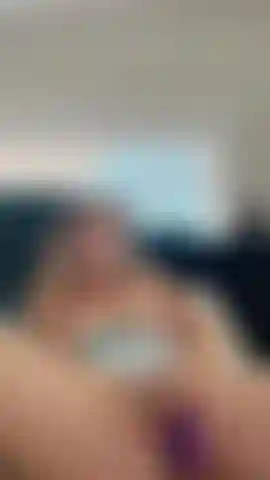 Brincando com meu vibrador enorme.