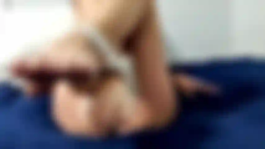 Milf grávida tocando sua buceta peluda para você.