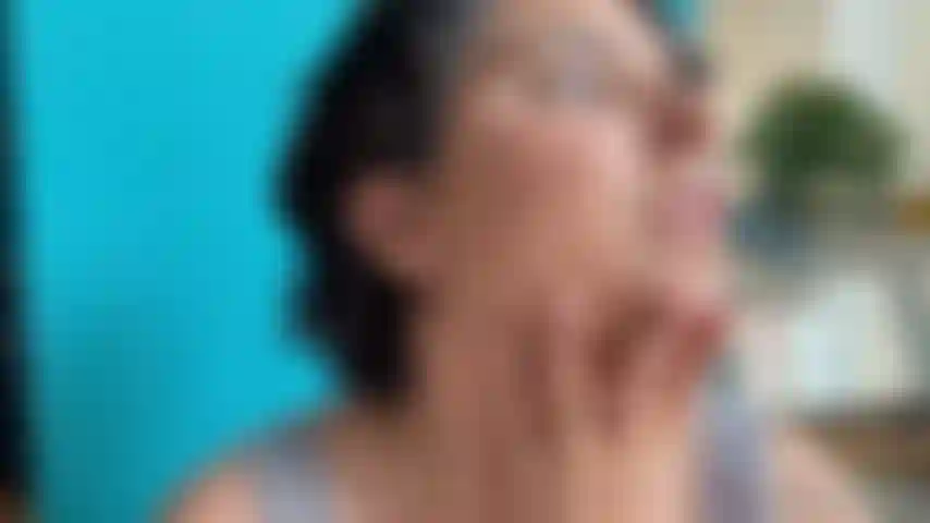 Close-up de cutucar o nariz.