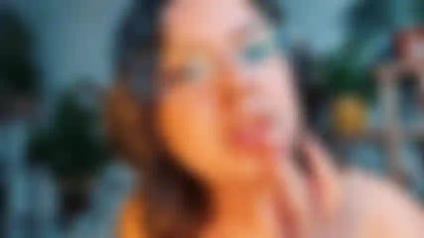 Colocando brilho labial em close.