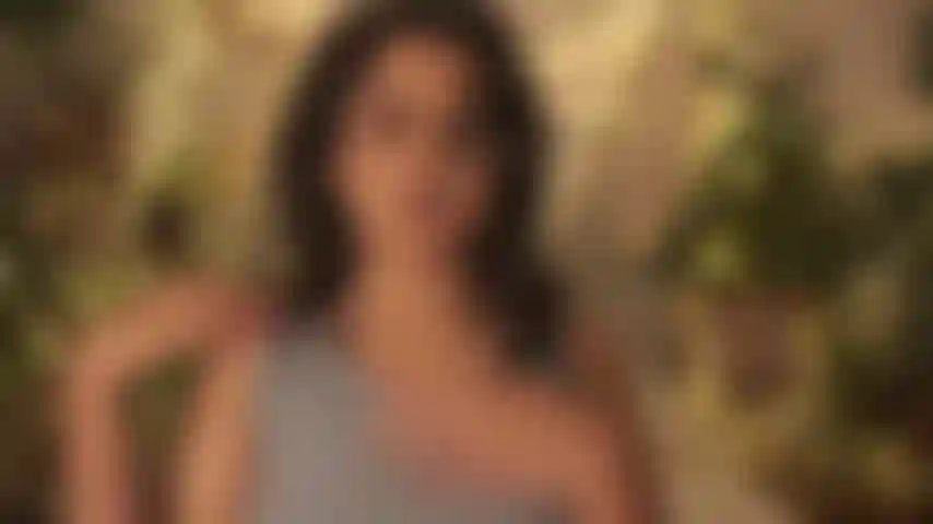 Fetiche por cabelo seco e saltitante.