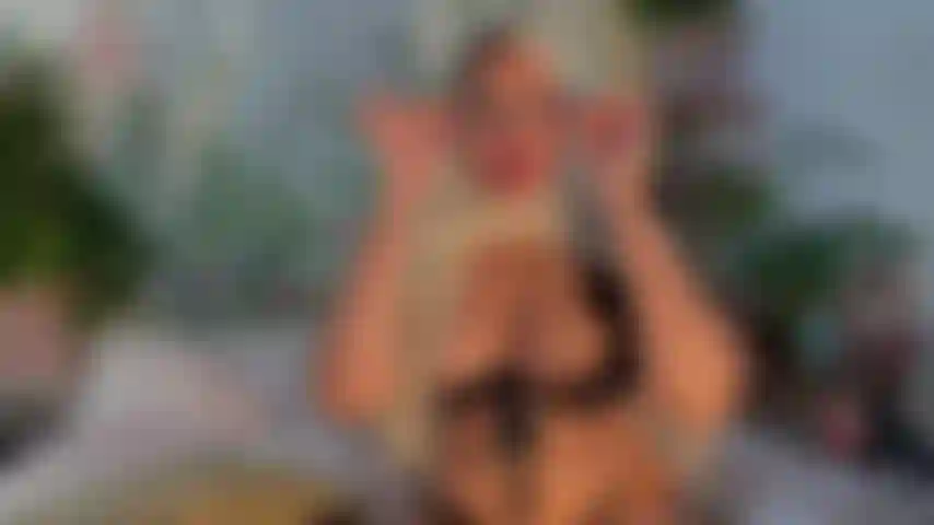 Hijabi muçulmana cums com coragem no rosto e seios.