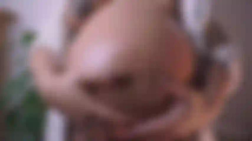 Uma buceta grávida fodendo com um vibrador e um vibrador de 8 polegadas.