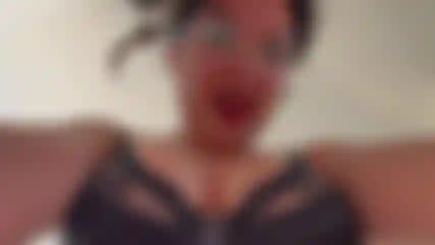 Cara de pov sentada com bucetinha cabeluda apertada.