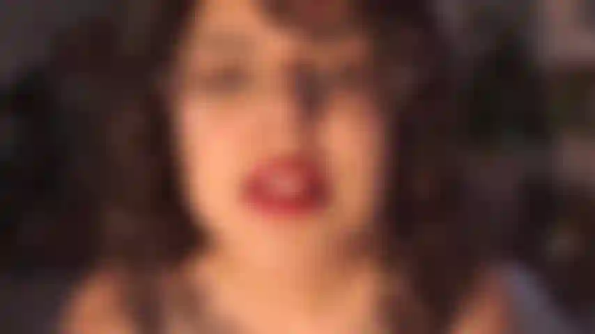 Compre se você gosta de saliva e axilas peludas.