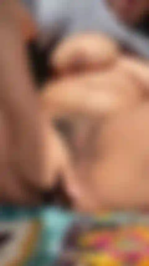 Foda de dedo de buceta curvilínea.