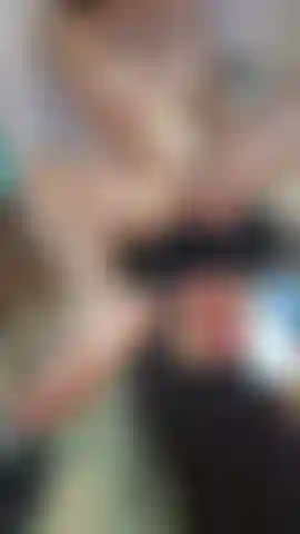 Eu me masturbo com meu dildo.
