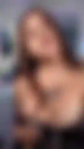 Uma latina sexy tocando seu corpo.