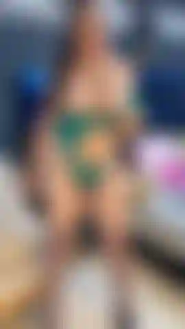 Tocando-me, enquanto penso em você.