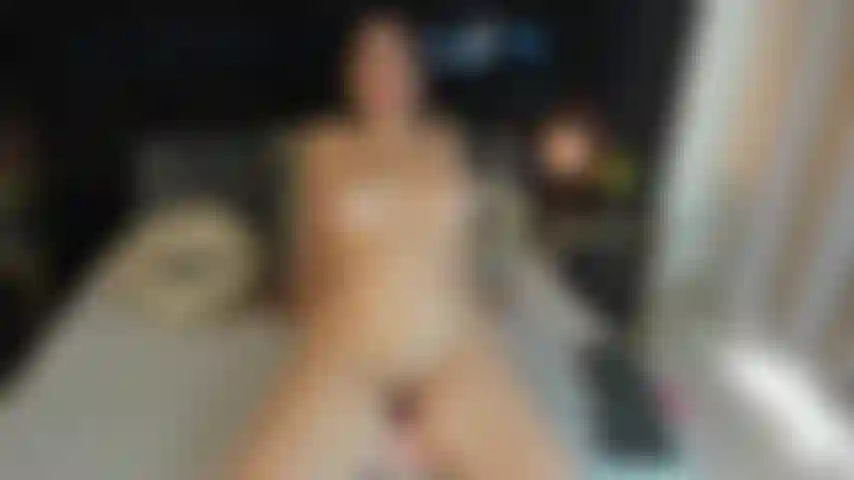 Monto meu dildo no torso, tão gostosa.