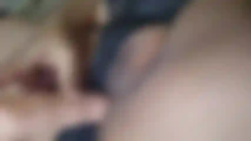 Close up de buceta gorda e cremosa sendo fodida com dildo de perto, usando meias e calcinha cremosa.