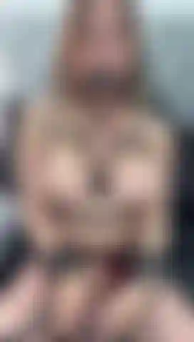 Si te ofendes con facilidad, esta no es tu sala. / If you're easily offended, this is not your room.