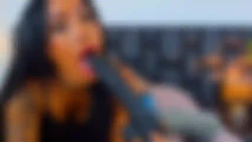 Sexy e tão desleixada bj.