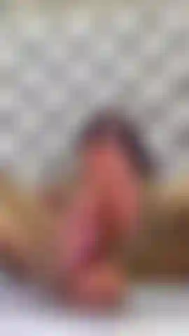 Você gostaria de sentir seu pau em meus pés delicados e seu leite morno neles?