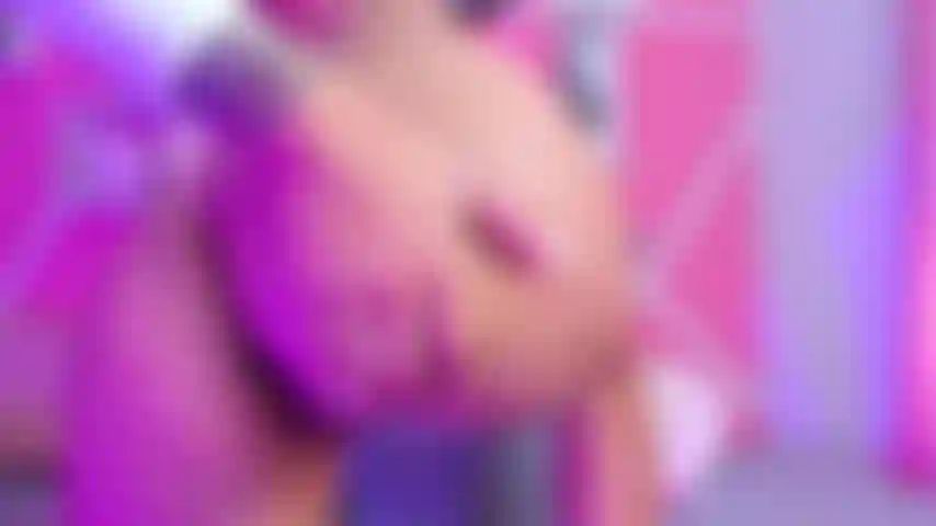 Botões fortes na minha bunda enquanto minha buceta baba meus fluidos.