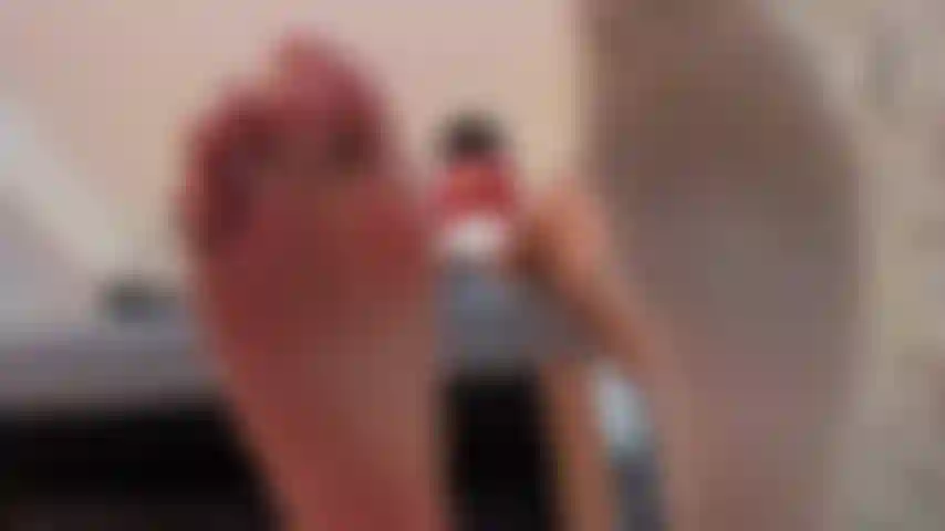 Deixe-se seduzir pela sensação dos meus dedos deslizando sobre sua pele, enquanto você mergulha em uma experiência que vai te deixar sem fôlego e com vontade de mais. É hora de descobrir o prazer máximo aos meus pés.