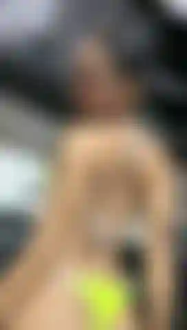 Danço sexy na minha cozinha.