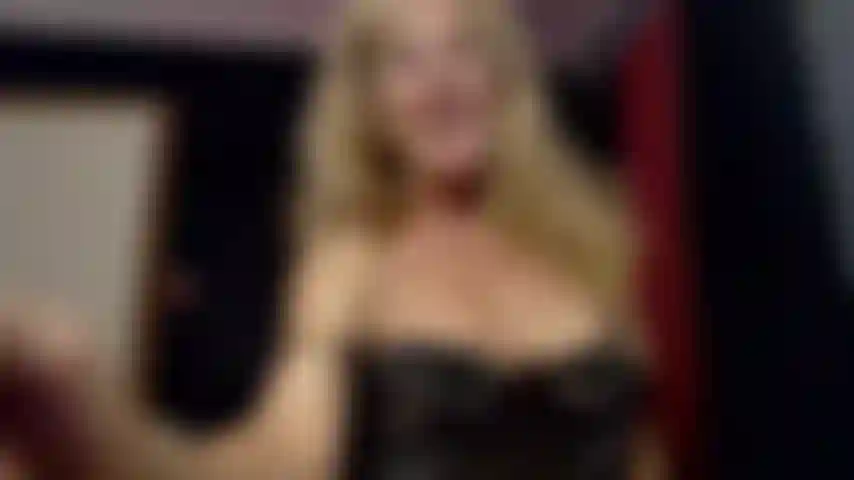 Vovó assistindo pornô se divertindo com brinquedos.