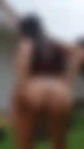Veja como eu balanco essa bunda grande bem na frente da câmera, olhando diretamente nos seus olhos para te enlouquecer.