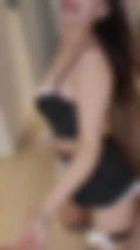 Uma empregada suja te chupando e montando seu pau duro até gozar em cima dele.