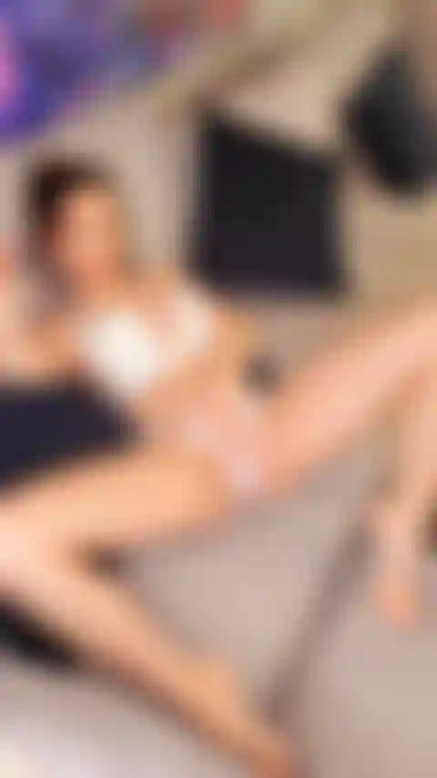 Provocando aquela buceta com domi.