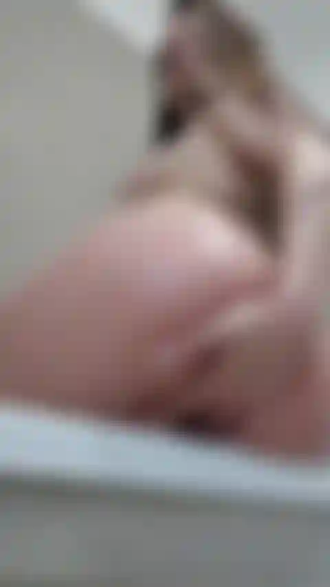 Close dedilhando a buceta no banheiro.