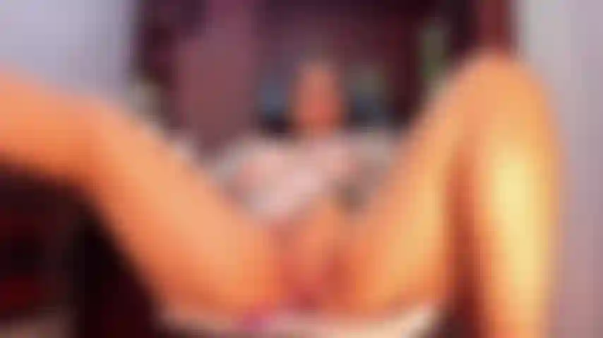 Acariciando meu clitóris molhado.