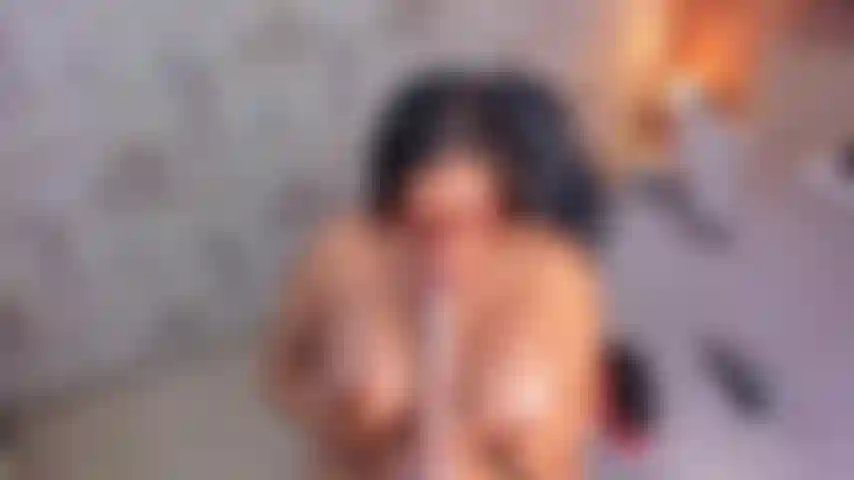Titsjob com meus peitos grandes cobertos de óleo.