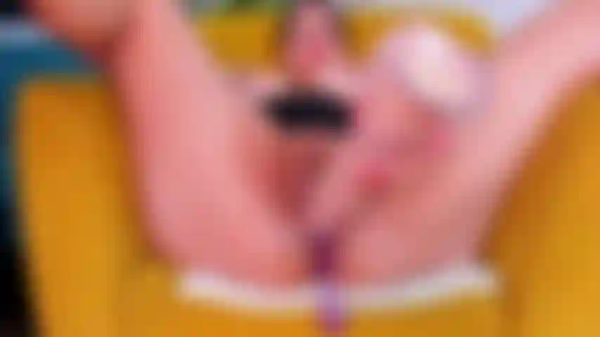 Fodendo minha bucetinha apertada com um pau grande.