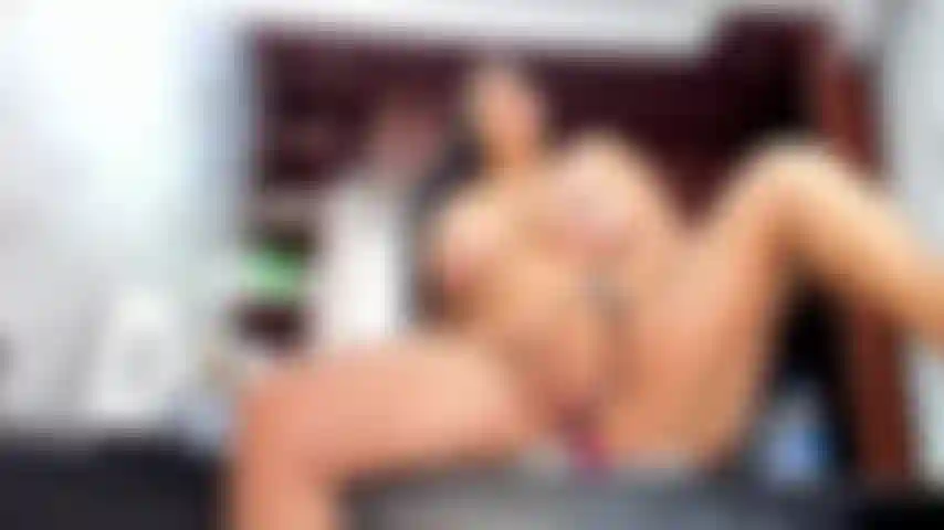 Dedilhando sua mesa.