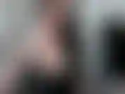 Mostro minha lingerie sexy e levo uma surra da porra da minha máquina de quatro e depois de costas. Isso me faz gozar com força.