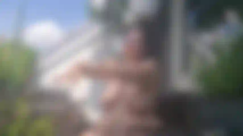 Lubrificando o corpo ao ar livre.