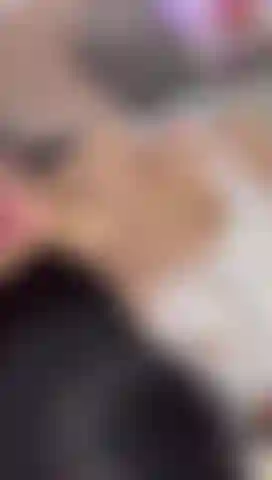 Meus mamilos querem sua boca.