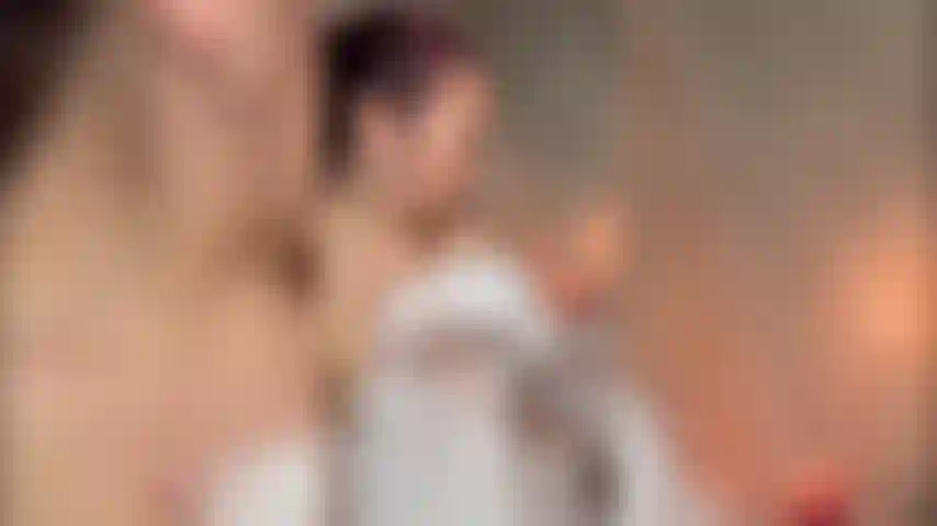 Banho de espuma quente com seios ensaboados.