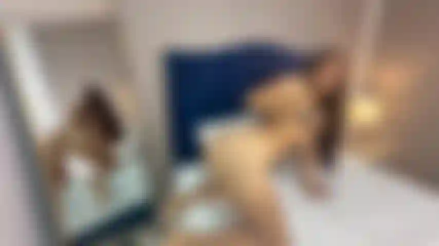 Brincando de quatro com minha bunda e pelada.