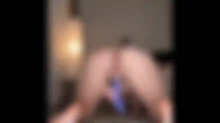 Brinquedo de clitóris no chão.